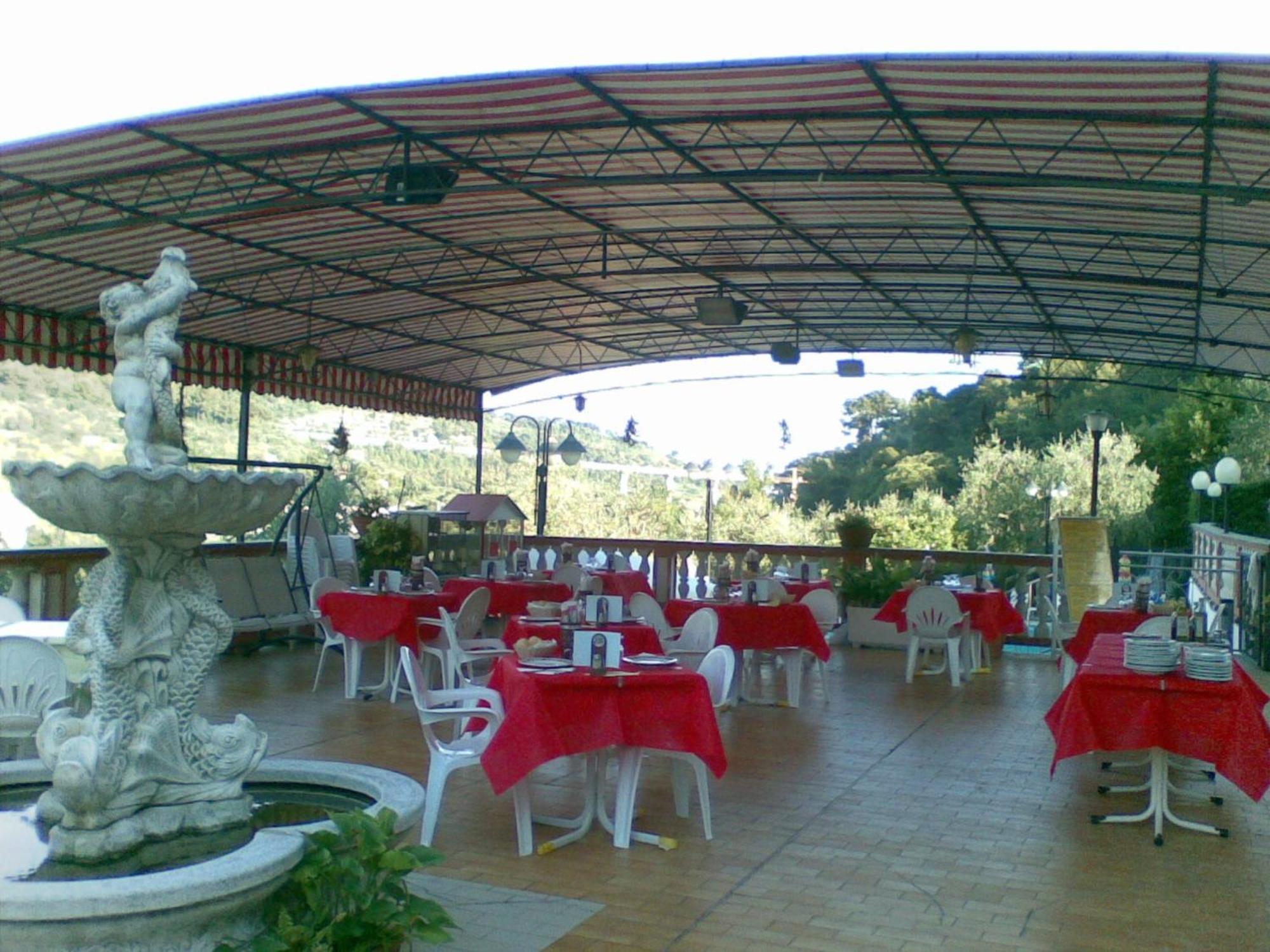 Albergo Ristorante San Matteo San Bartolomeo Al Mare Exterior photo